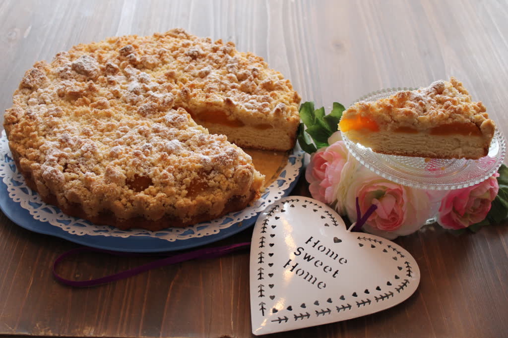 Ein herrlich gebackener Aprikosenstreusel mit fluffigem Hefeteig